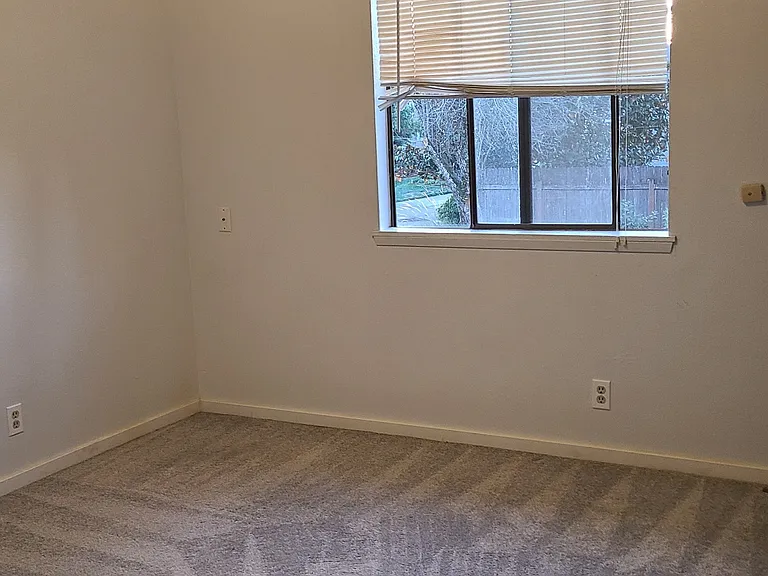 2788 Cheryl St — Photo 16