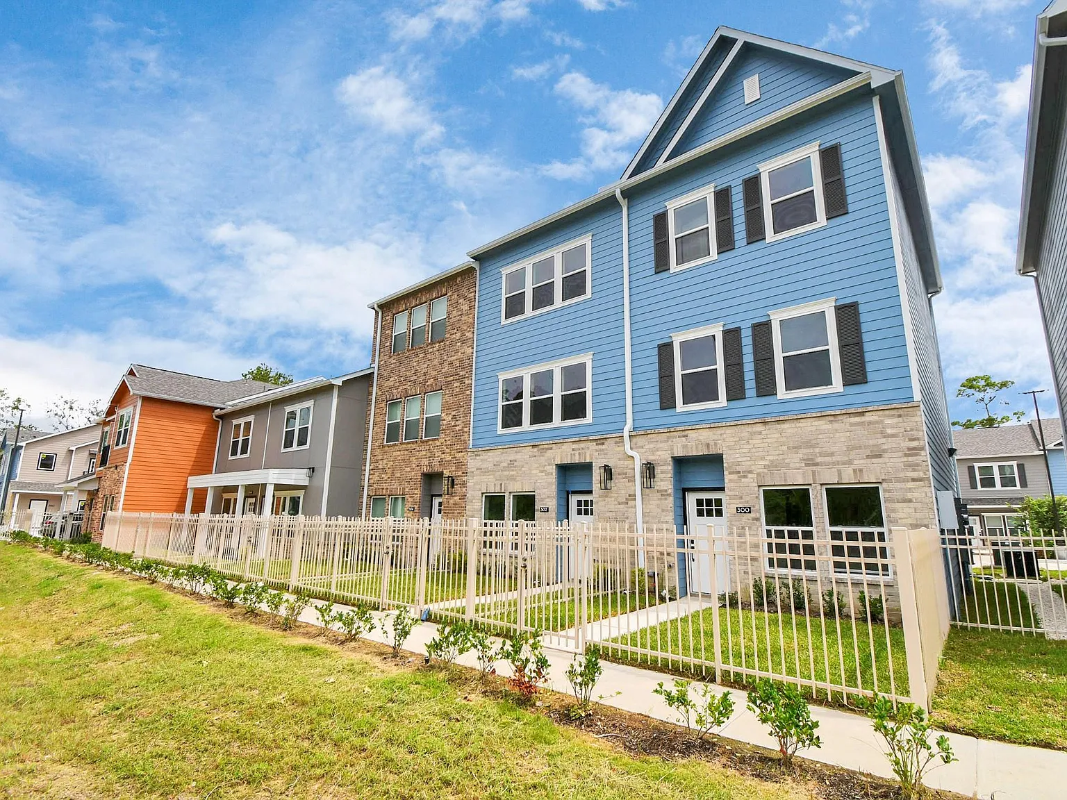 3 bed, 2.5 bath, 1565 sqft, $2,300 — Photo 1