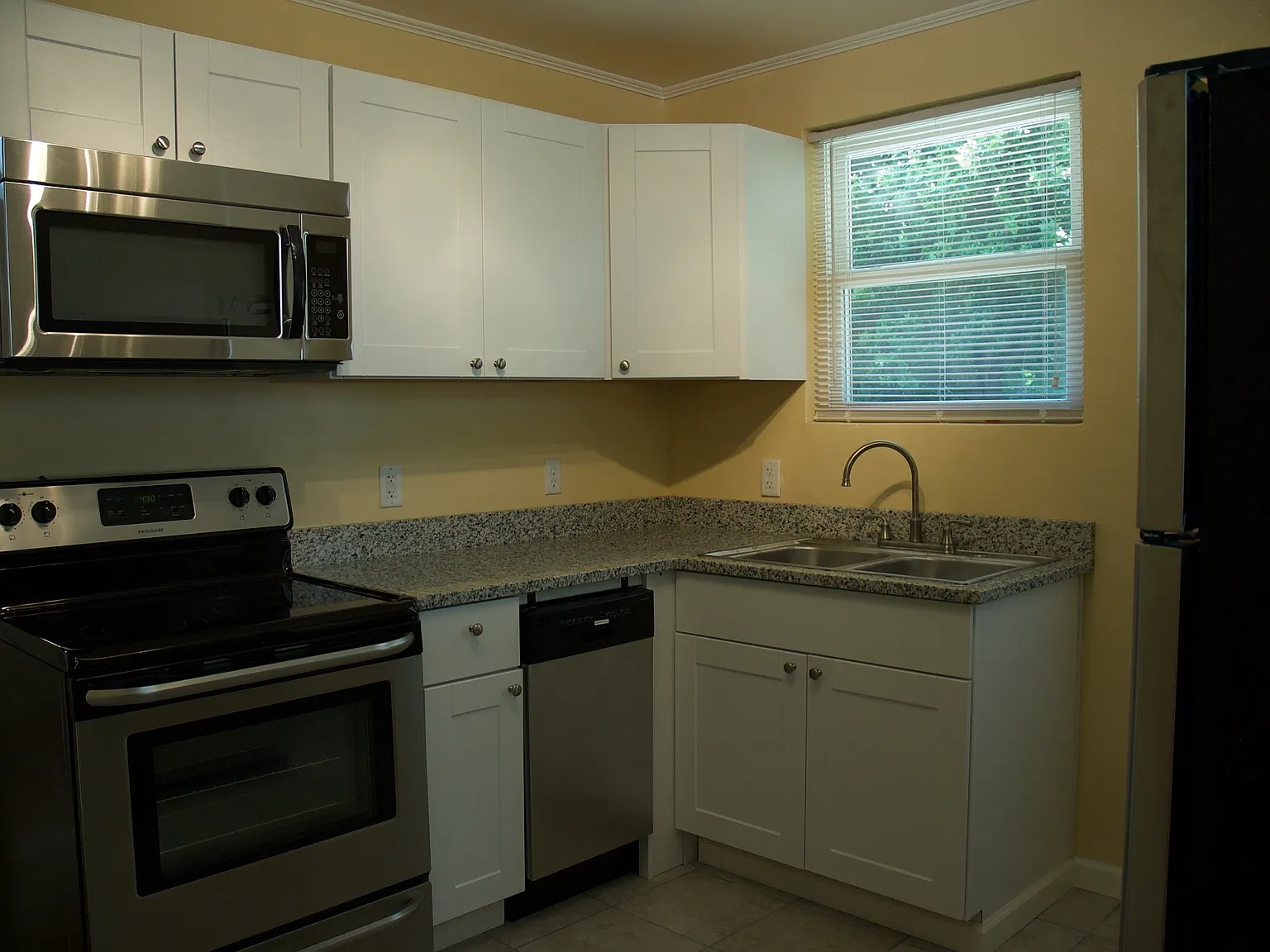 559 Pulaski St — Photo 2