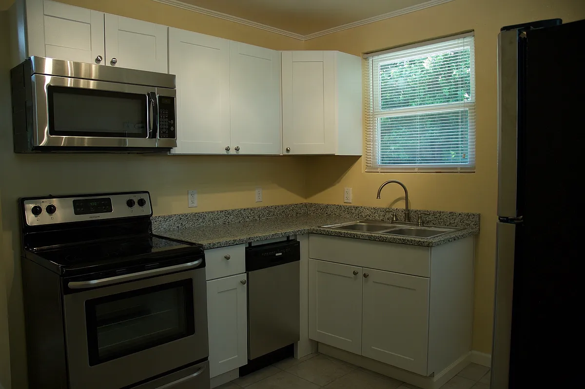 Building Photo - 559 Pulaski St #1