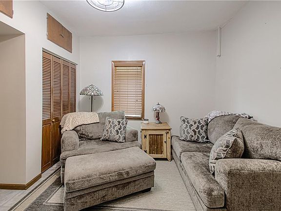 5th image of 913 Metropolitan Ave