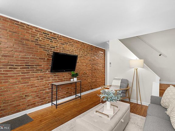 3rd image of 909 S Streeper St