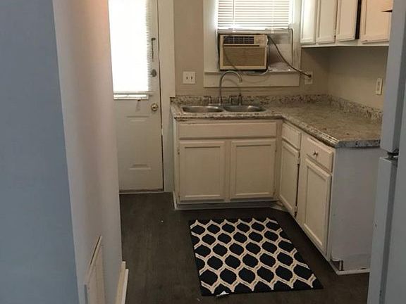 3rd image of 815 W Davidson Ave