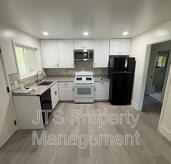 2440 Central Ave #B — Photo 5