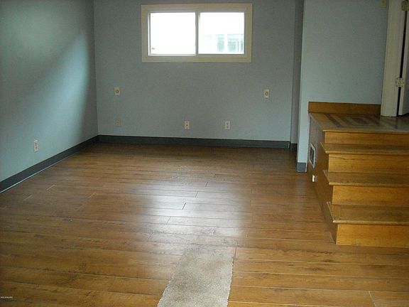 4th image of 68 Maple Grove Ave