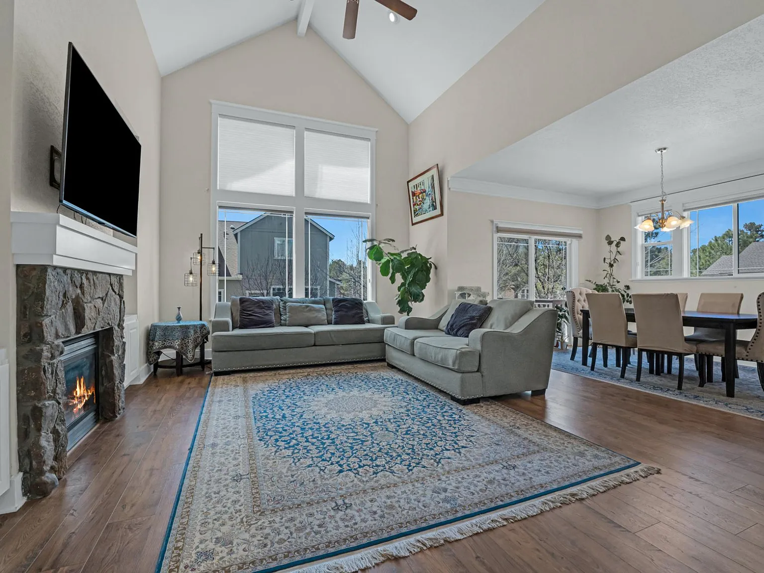 4 bed, 2.5 bath, 1956 sqft, $3,995 — Photo 3