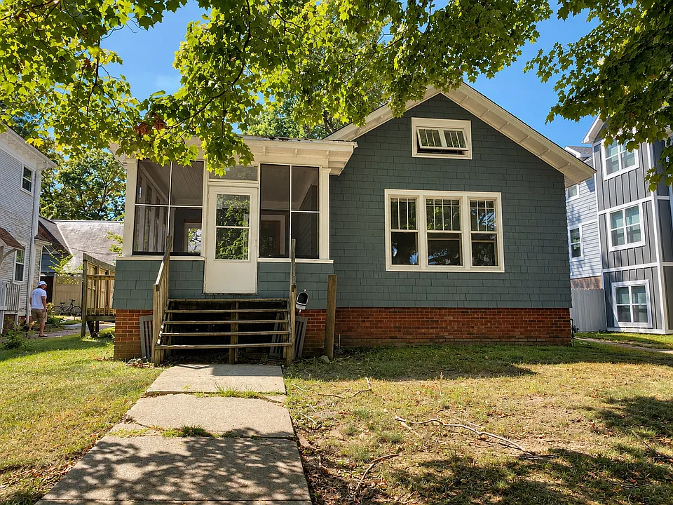 609 W Elm St