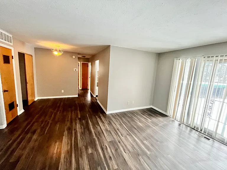 818 S Green Rd — Photo 9