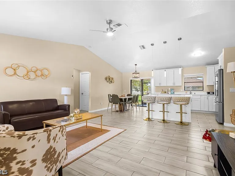 930 SW 34th St — Photo 18
