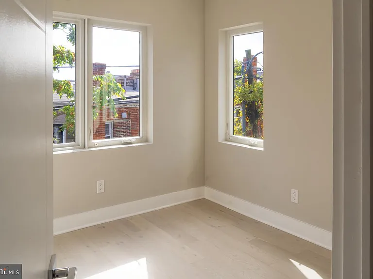 812 18th St NE #6 — Photo 3