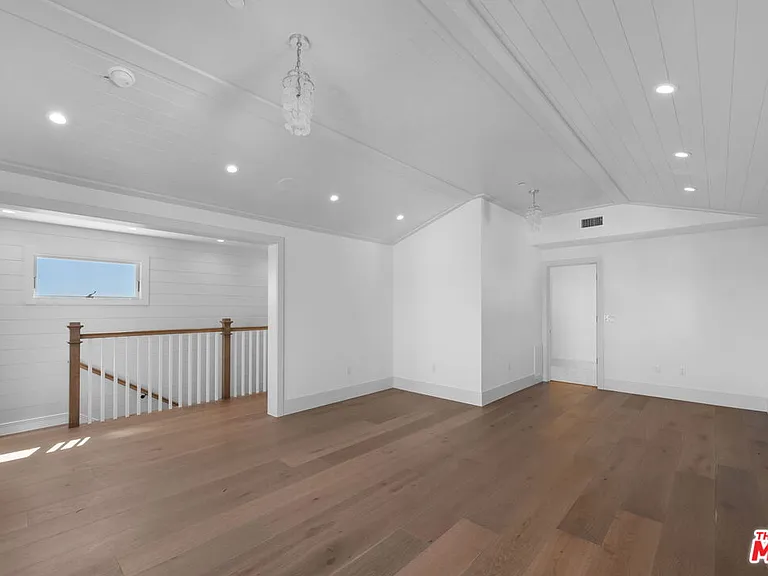 566 Ida St — Photo 31