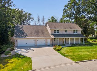 120 E Glenbrook Dr, Pulaski, WI 54162