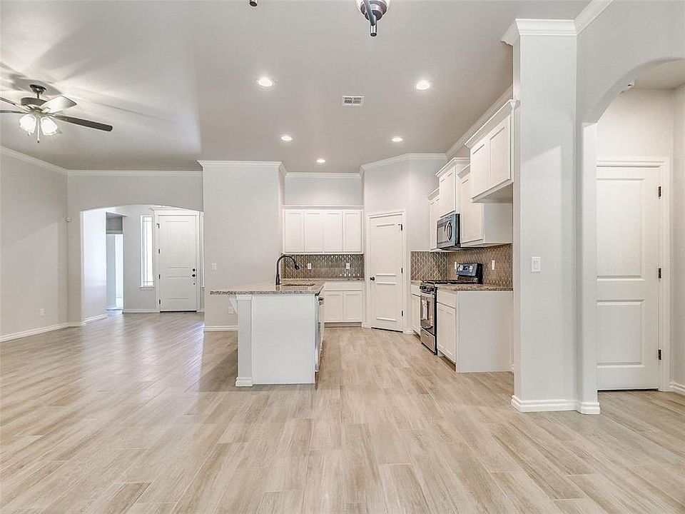 1st image of 9070 Oak Tree Cir