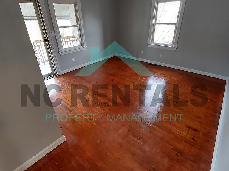 1410 Maple St — Photo 2