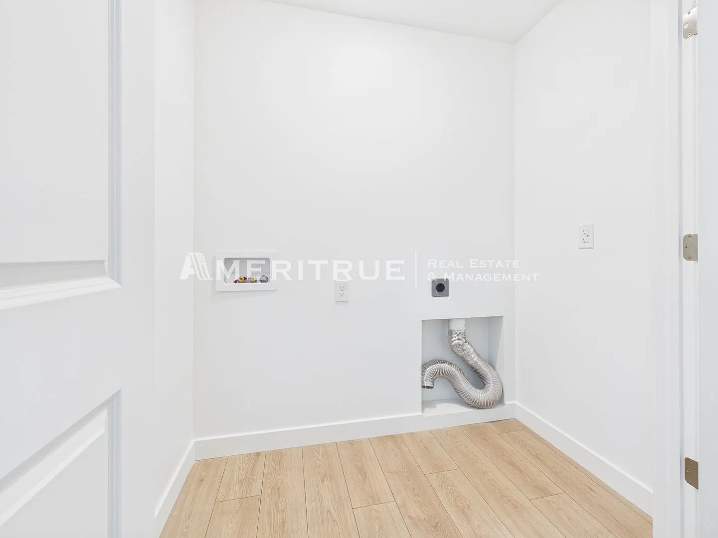 New 4 Bed 3.5 bathroom Townhome — Photo 2