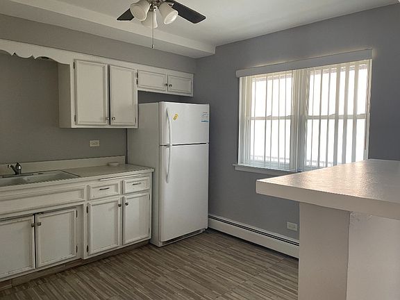 3rd image of 5607 W Irving Park #102