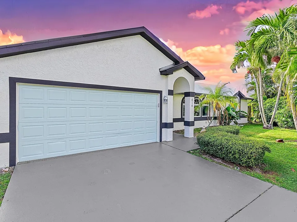 414 SW Lairo Ave