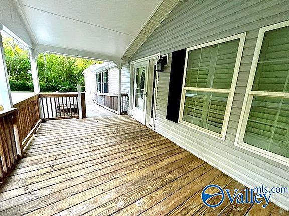 4th image of 154 Oakwood Village Dr