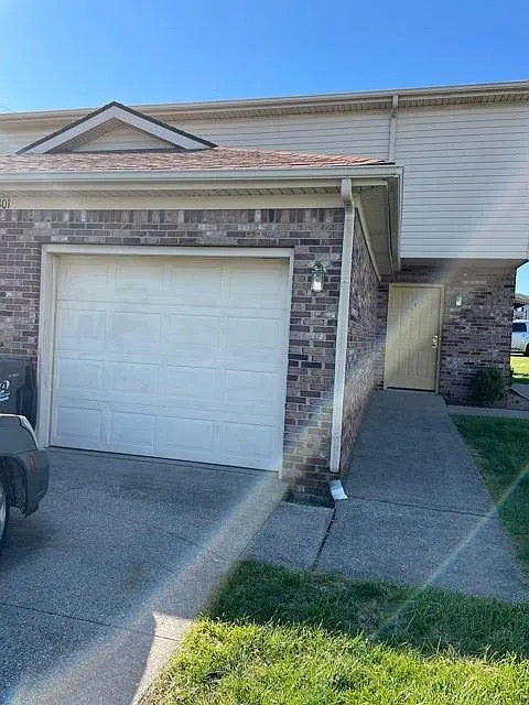 301 Michelle Dr — Photo 2
