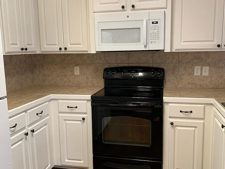 100 Hawthorne Dr — Photo 7