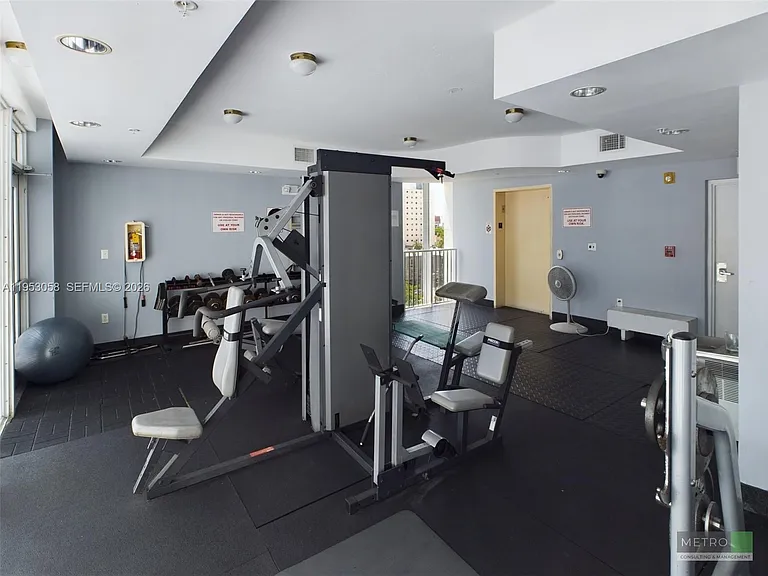 425 NE 30th St #203 — Photo 3