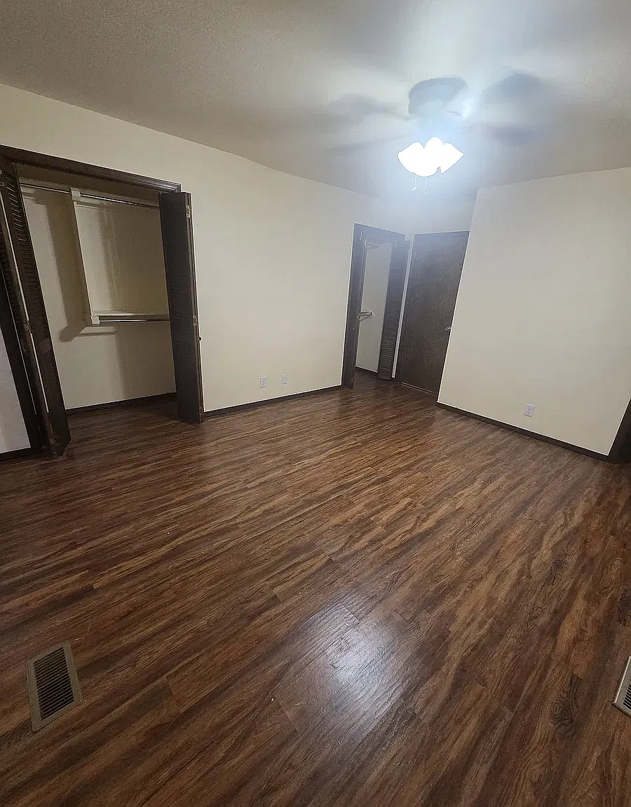 3 bed, 1301 sqft, $1,400 — Photo 2