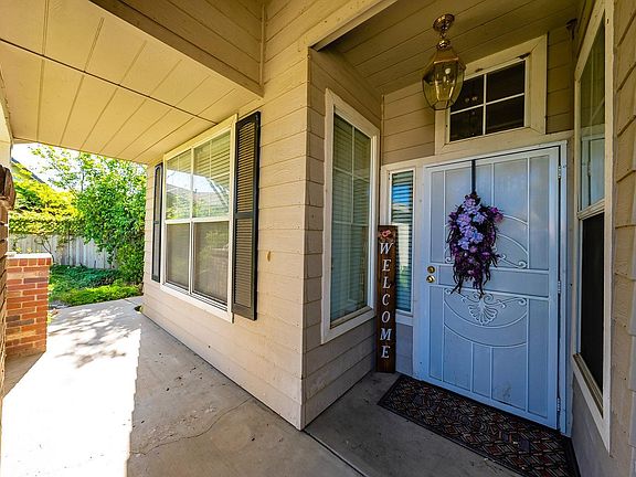 3rd image of 915 E Redwood Cir