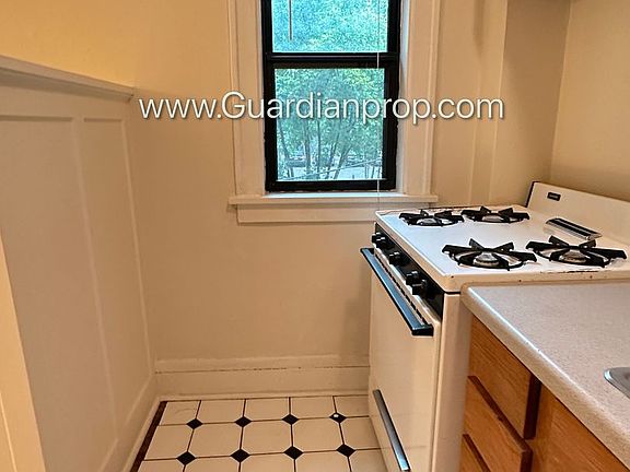 3rd image of 6 E 25th St APT 205