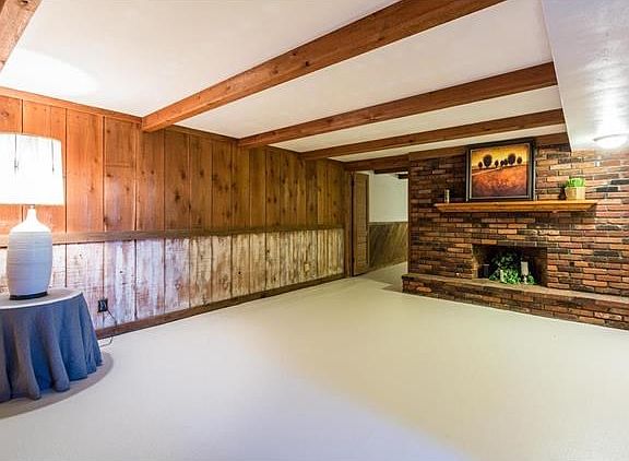 Finished basement with 2 extra rooms and a full bath.