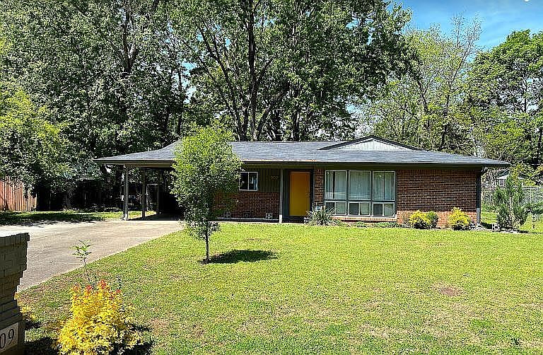 1st image of 909 Woodall Ln NW