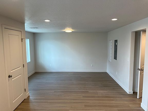 2nd image of 909 W Lucky Clover Dr