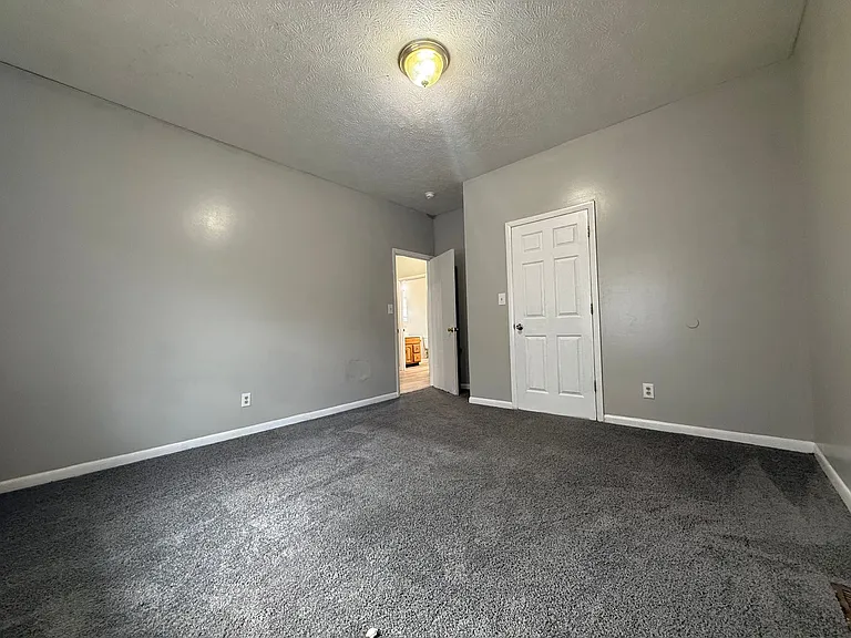 509 W 8th St — Photo 12