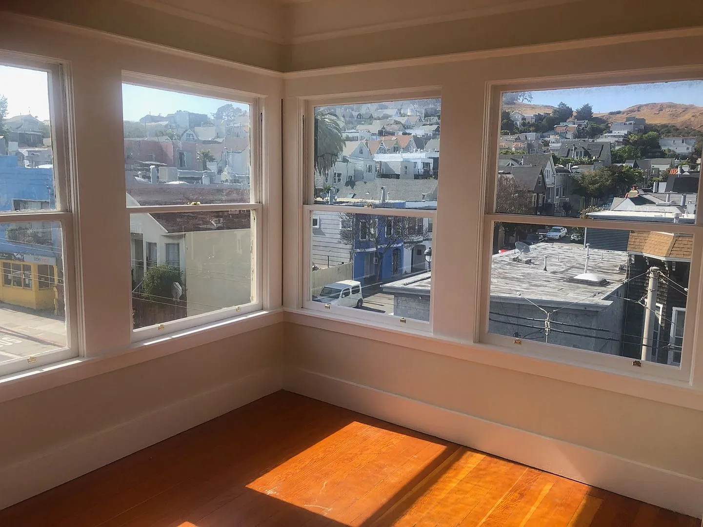 Updated Top Floor Studio apartment with Gorgeous 270-Degree Views of Bernal Heights — Photo 3