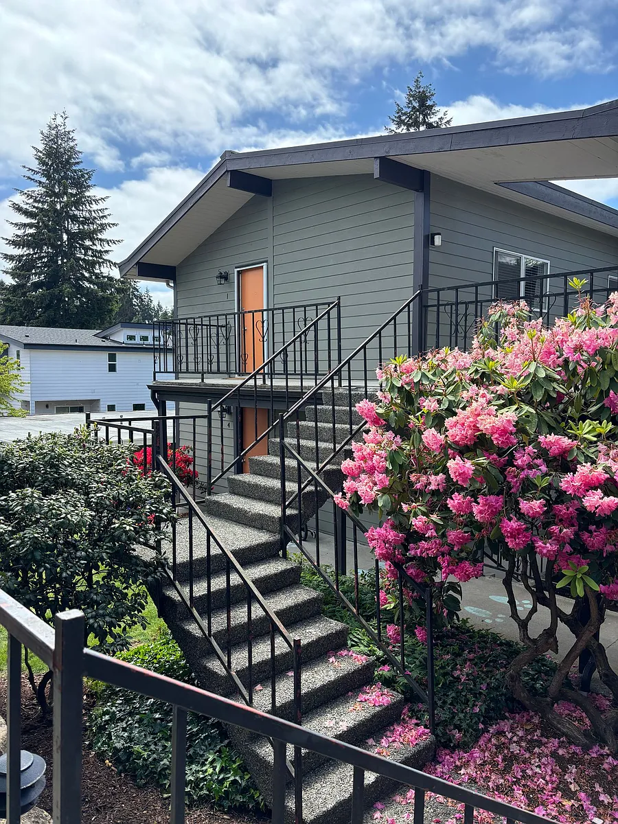Building Photo - 15424 9th Ave SW
