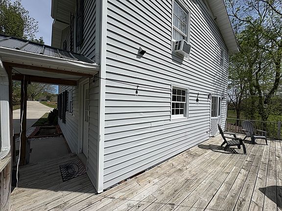 4th image of 304 E Main St