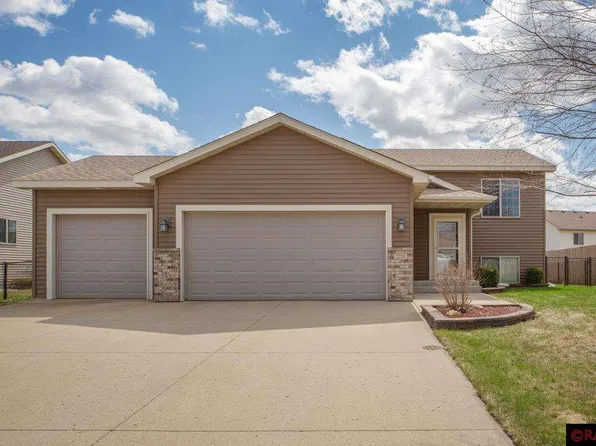 2221 Fairbanks Dr, North Mankato, MN 56003