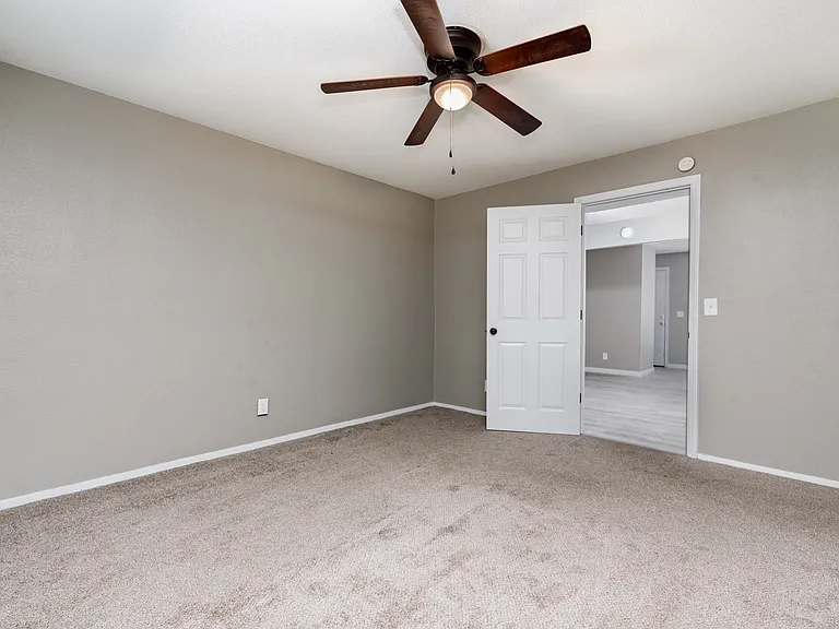 100 Woodhenge Dr — Photo 13
