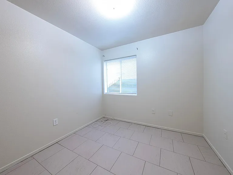 5231 Huntington Dr N #3 — Photo 12