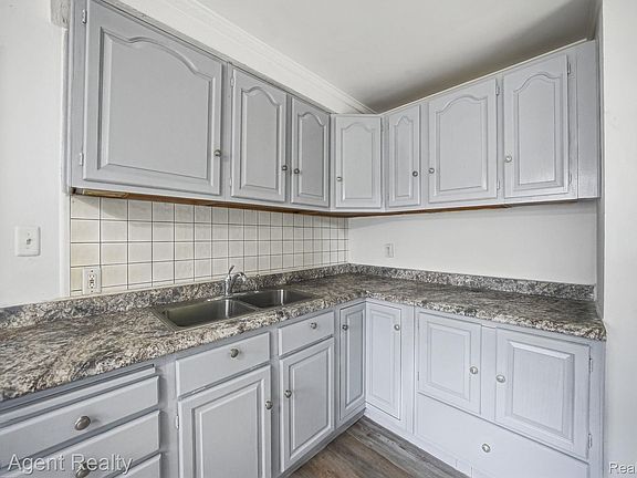 4th image of 28553 Pinehurst St