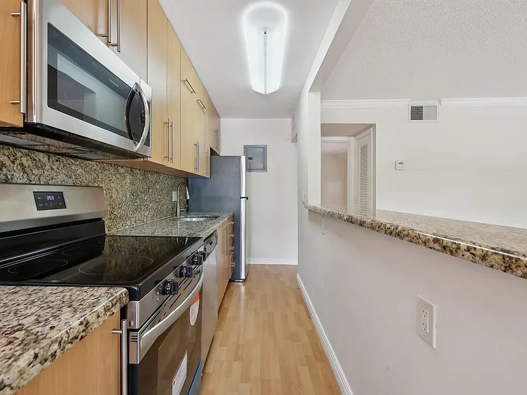 1125 NE 16th Pl #205 — Photo 17
