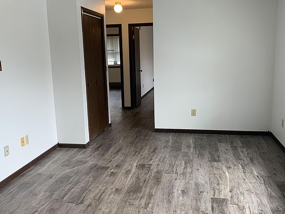 5th image of 717 Garland St E