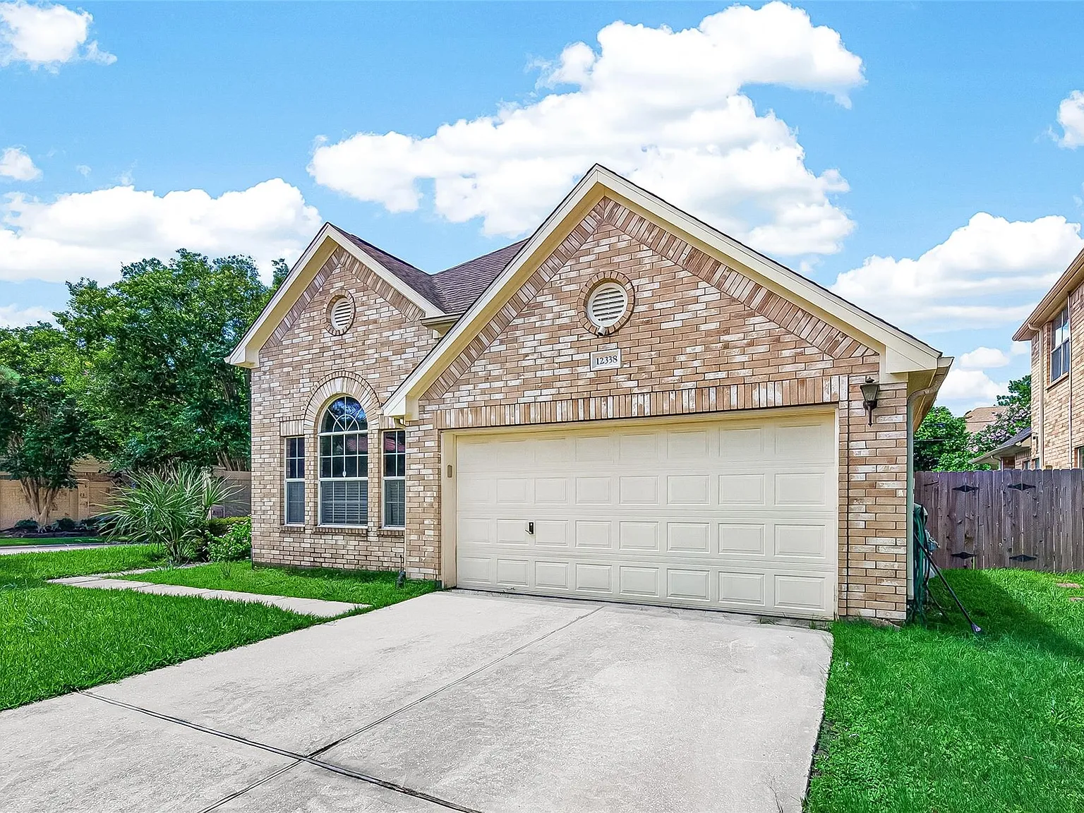 3 bed, 2.5 bath, 2306 sqft, $2,300 — Photo 2