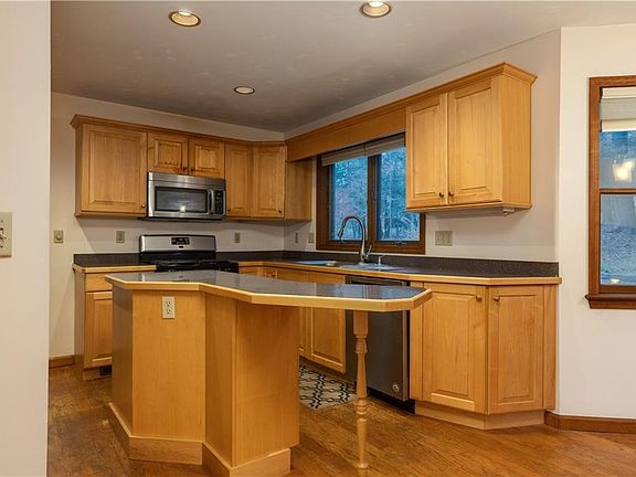 4th image of 48 Hemlock Ln