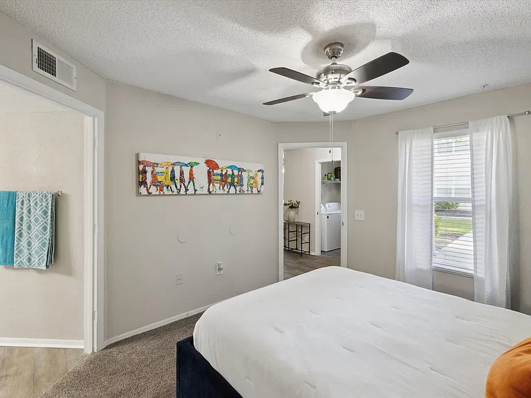 2 Bedroom (Renovated) - 2 Bed / 2 Bath - 962 Sq.Ft.