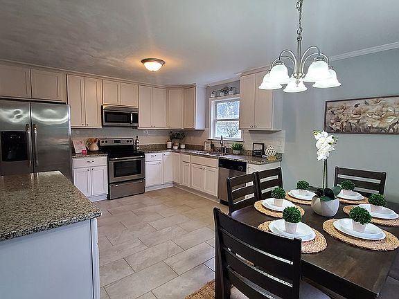 4th image of 13 Baywood Ln