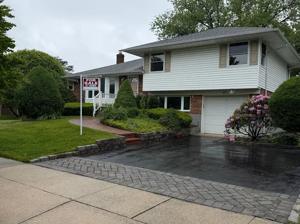17 Wren Dr, Woodbury, NY 11797