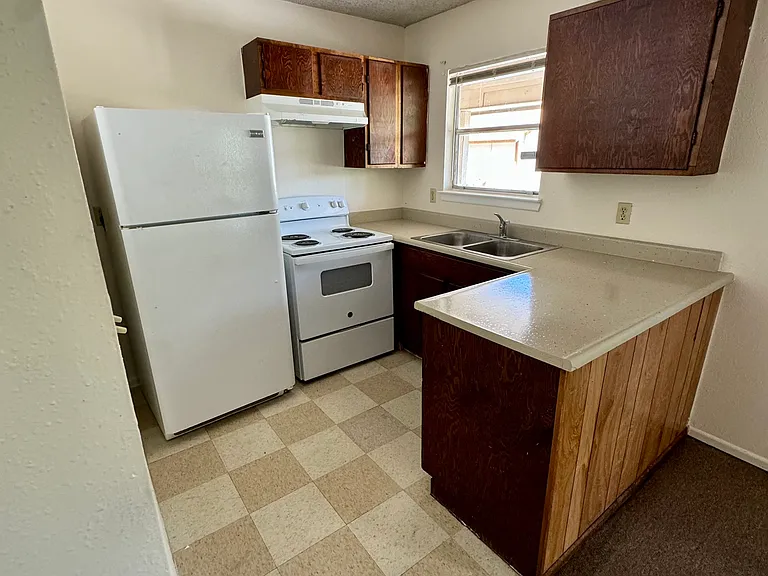 1523 Quintana Rd #18 — Photo 3