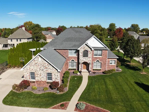 1 Stonebrook Ct, Bloomington, IL 61704