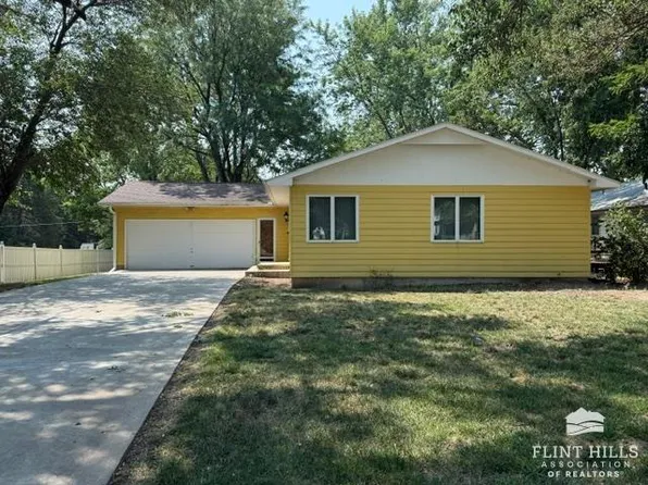 736 Franklin St, Clay Center, KS 67432