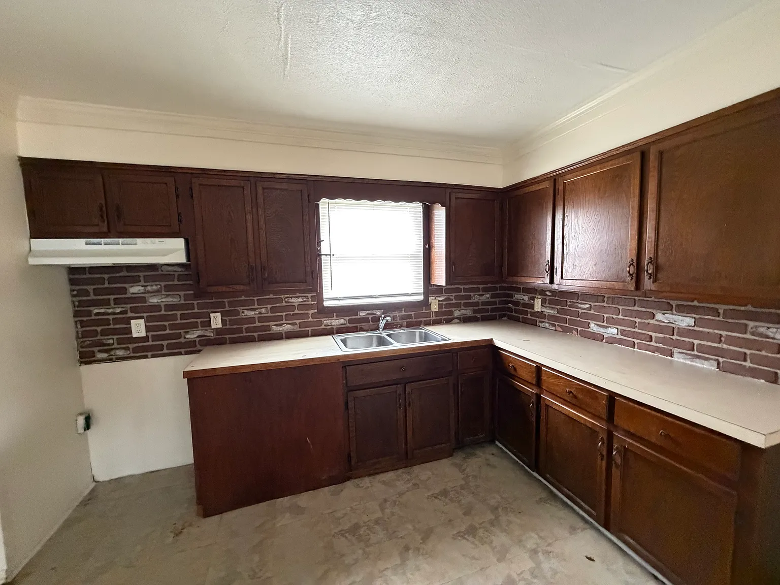 3 bed, 1.5 bath, 1700 sqft, $1,500 — Photo 3